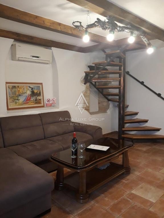 Momjan, Istra - Zgodovinska kamnita hiša z bazenom