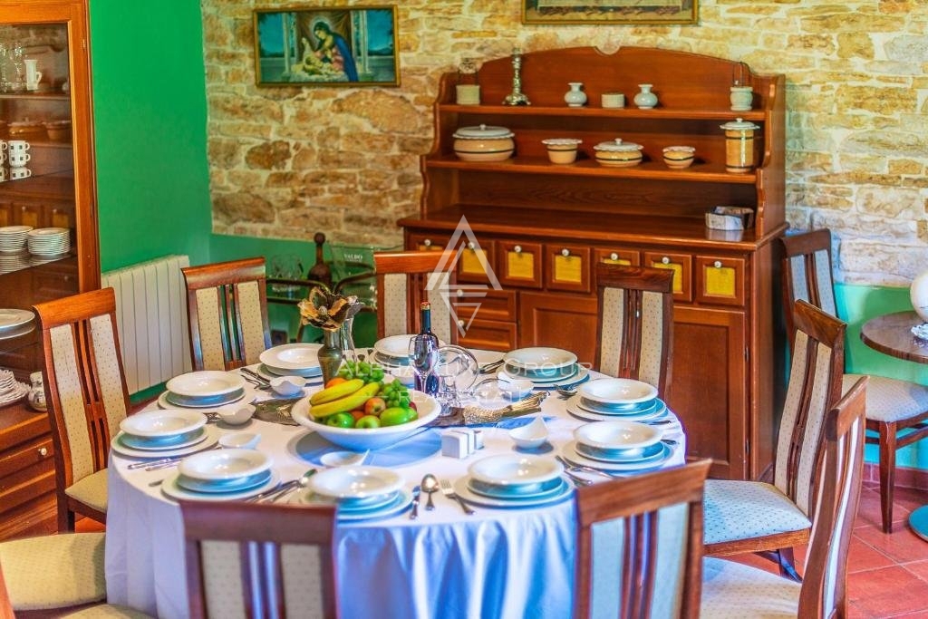 Žminj, Istra - Zgodovinska kamnita vila z bujnim vrtom