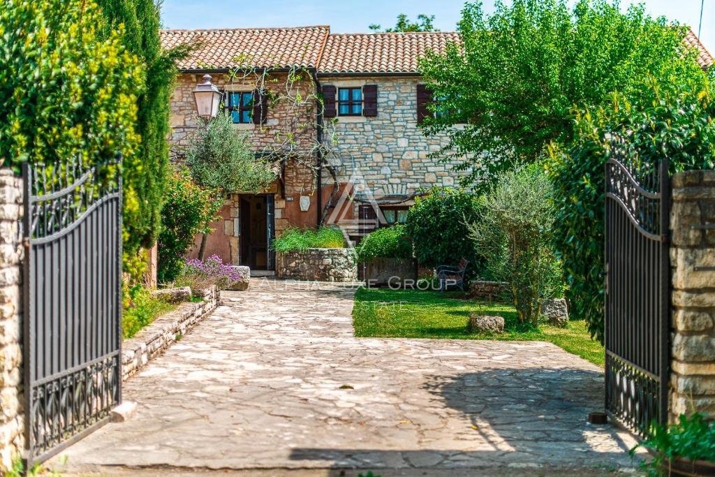 Žminj, Istra - Zgodovinska kamnita vila z bujnim vrtom