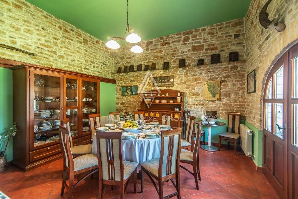 Žminj, Istra - Zgodovinska kamnita vila z bujnim vrtom
