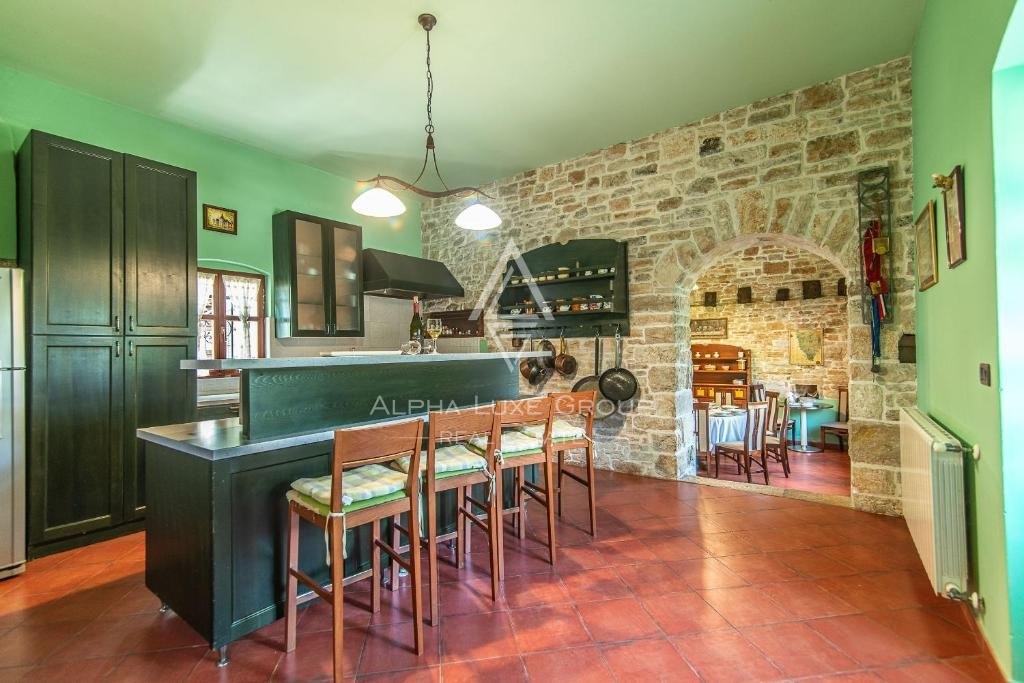 Žminj, Istra - Zgodovinska kamnita vila z bujnim vrtom