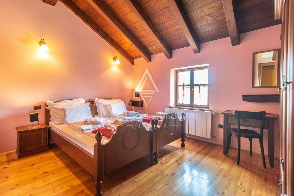 Žminj, Istra - Zgodovinska kamnita vila z bujnim vrtom