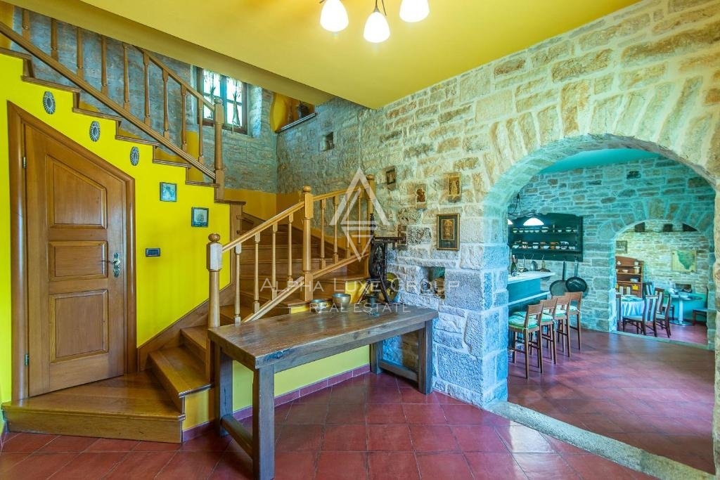 Žminj, Istra - Zgodovinska kamnita vila z bujnim vrtom
