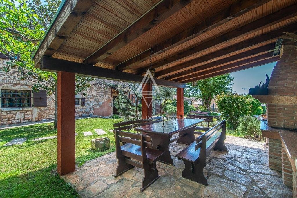 Žminj, Istra - Zgodovinska kamnita vila z bujnim vrtom