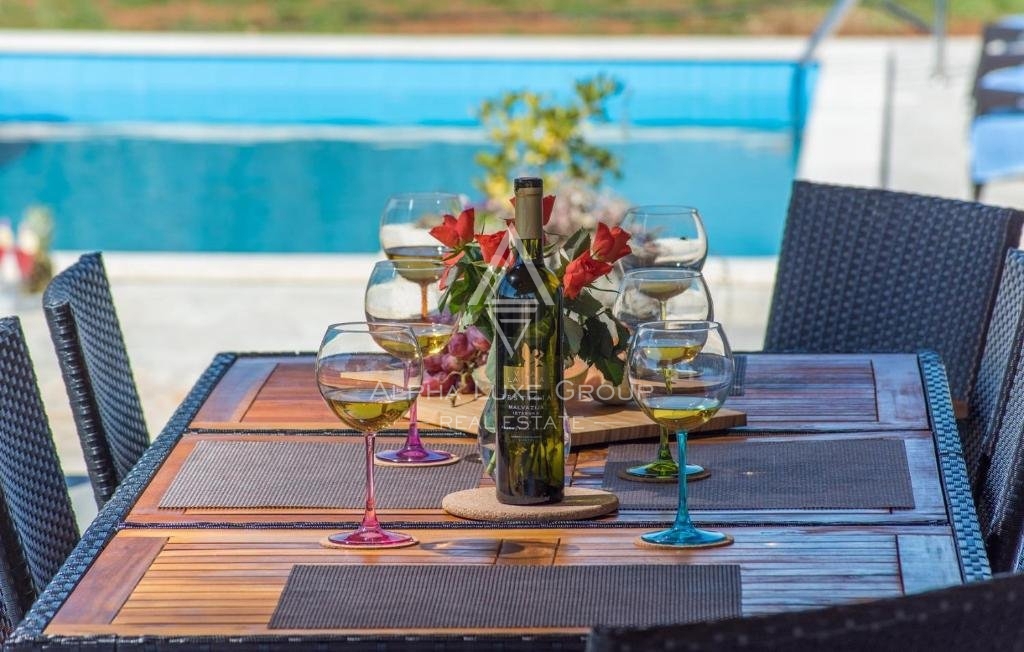 Modernizirana kamnita vila v Lovreč, Istrija: Mirno življenje z tradicionalnim čarom