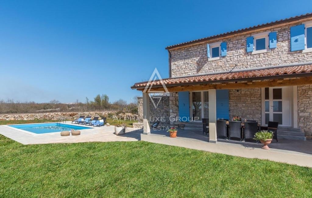 Modernizirana kamnita vila v Lovreč, Istrija: Mirno življenje z tradicionalnim čarom