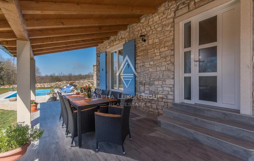 Modernizirana kamnita vila v Lovreč, Istrija: Mirno življenje z tradicionalnim čarom