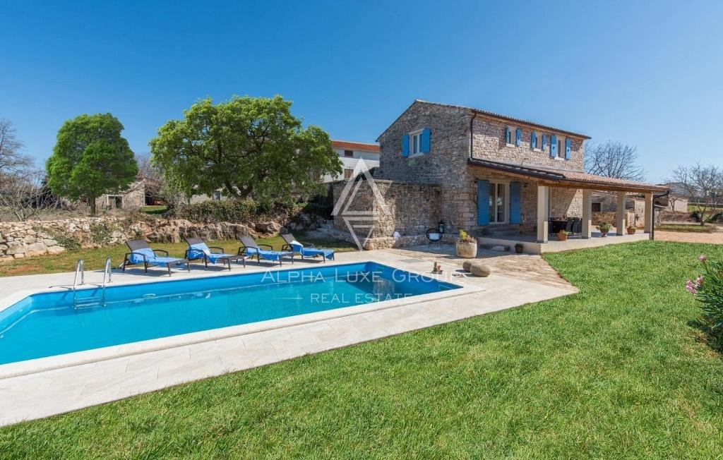 Modernizirana kamnita vila v Lovreč, Istrija: Mirno življenje z tradicionalnim čarom