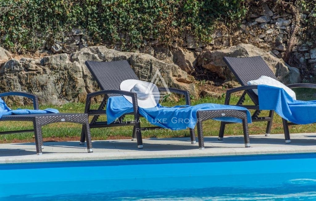 Modernizirana kamnita vila v Lovreč, Istrija: Mirno življenje z tradicionalnim čarom