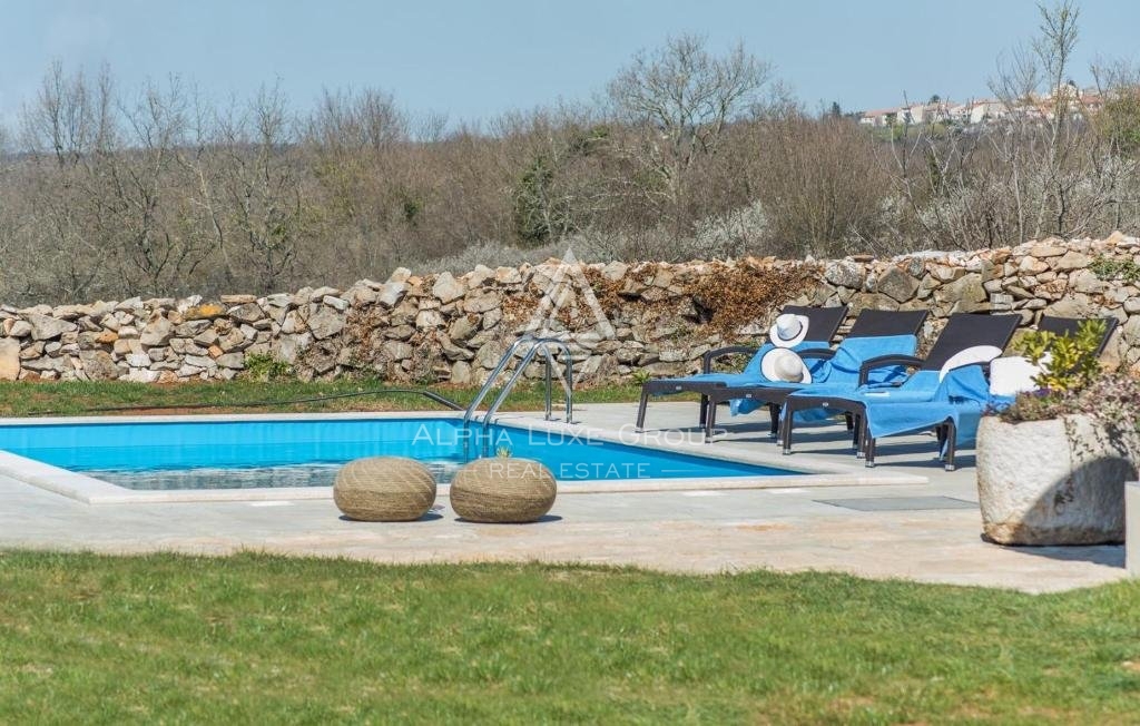 Modernizirana kamnita vila v Lovreč, Istrija: Mirno življenje z tradicionalnim čarom
