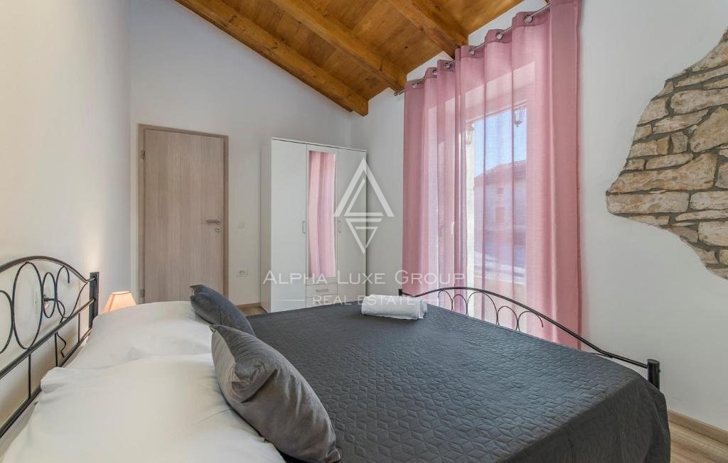 Modernizirana kamnita vila v Lovreč, Istrija: Mirno življenje z tradicionalnim čarom