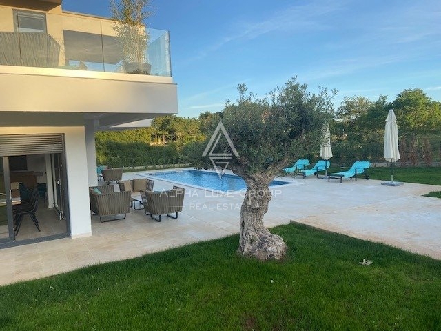 Atraktivna vila z bazenom na prostranem vrtu, Poreč, ISTRA
