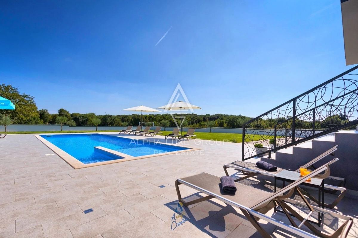 Luksuzna vila z bazenom in prostornim vrtom, Pula, Istra