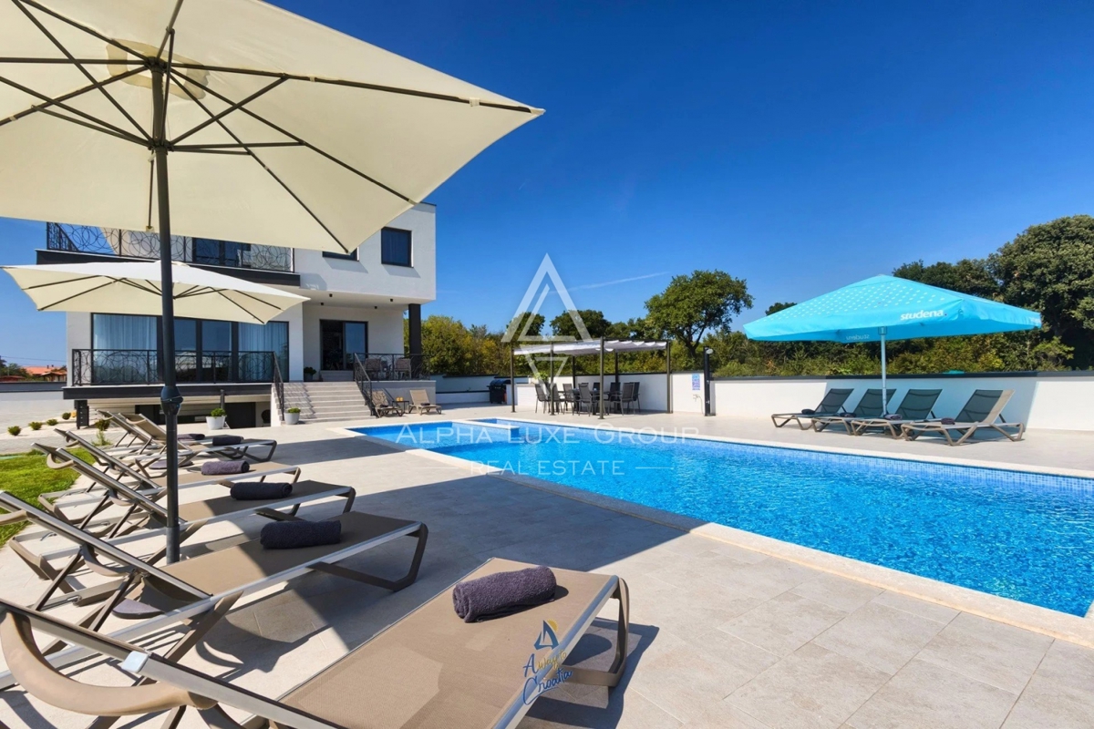 Luksuzna vila z bazenom in prostornim vrtom, Pula, Istra