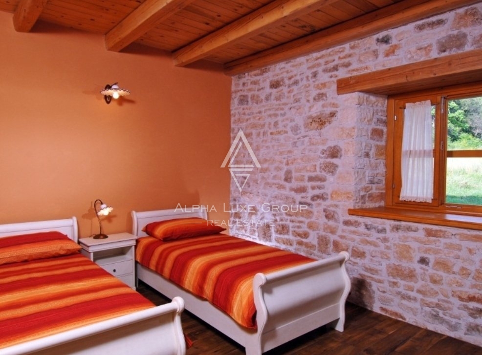Istrska kamnita vila, Vila z bazenom, območje Poreča.
