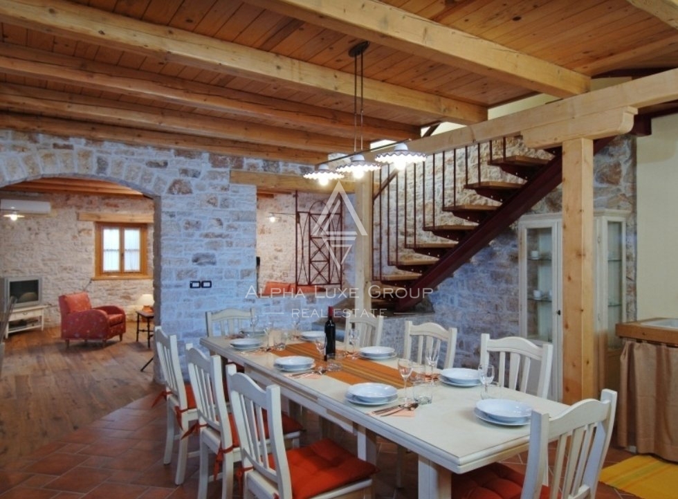 Istrska kamnita vila, Vila z bazenom, območje Poreča.