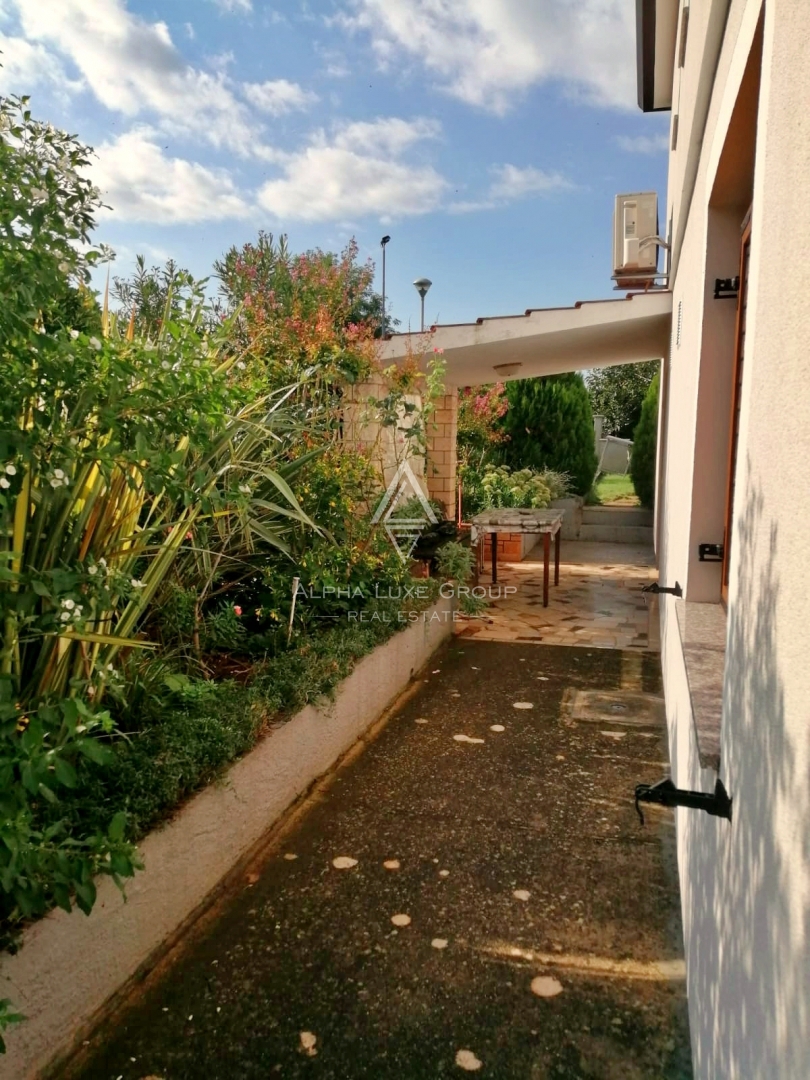 Finida, Umag: Prostorna hiša s štirimi apartmaji