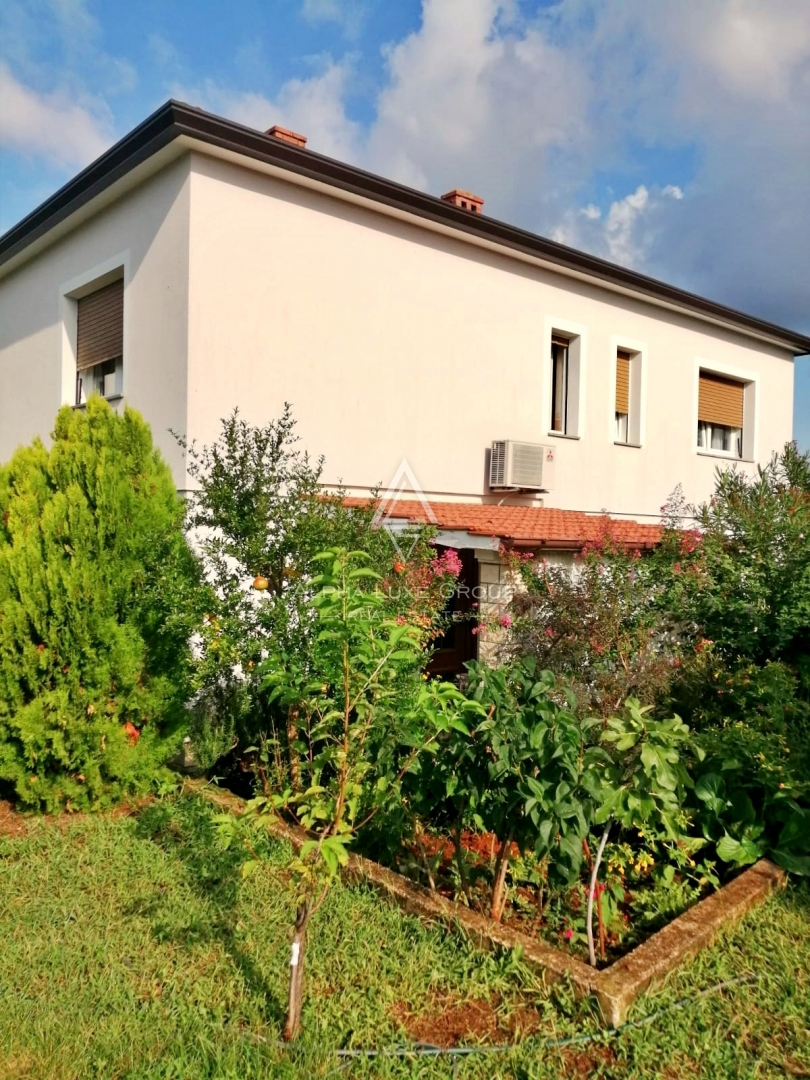 Finida, Umag: Prostorna hiša s štirimi apartmaji