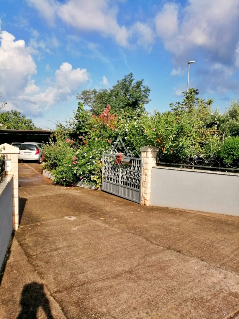 Finida, Umag: Prostorna hiša s štirimi apartmaji