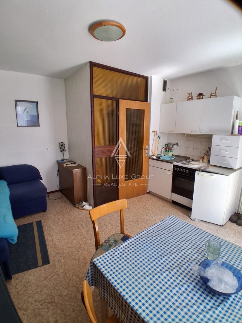 Poreč, Istra – Stanovanje za prenovo z balkonom