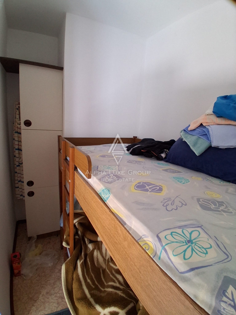 Poreč, Istra – Stanovanje za prenovo z balkonom