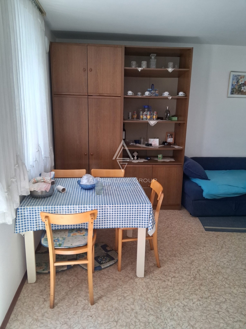 Poreč, Istra – Stanovanje za prenovo z balkonom