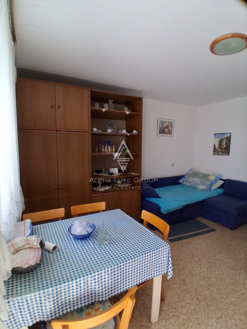 Poreč, Istra – Stanovanje za prenovo z balkonom