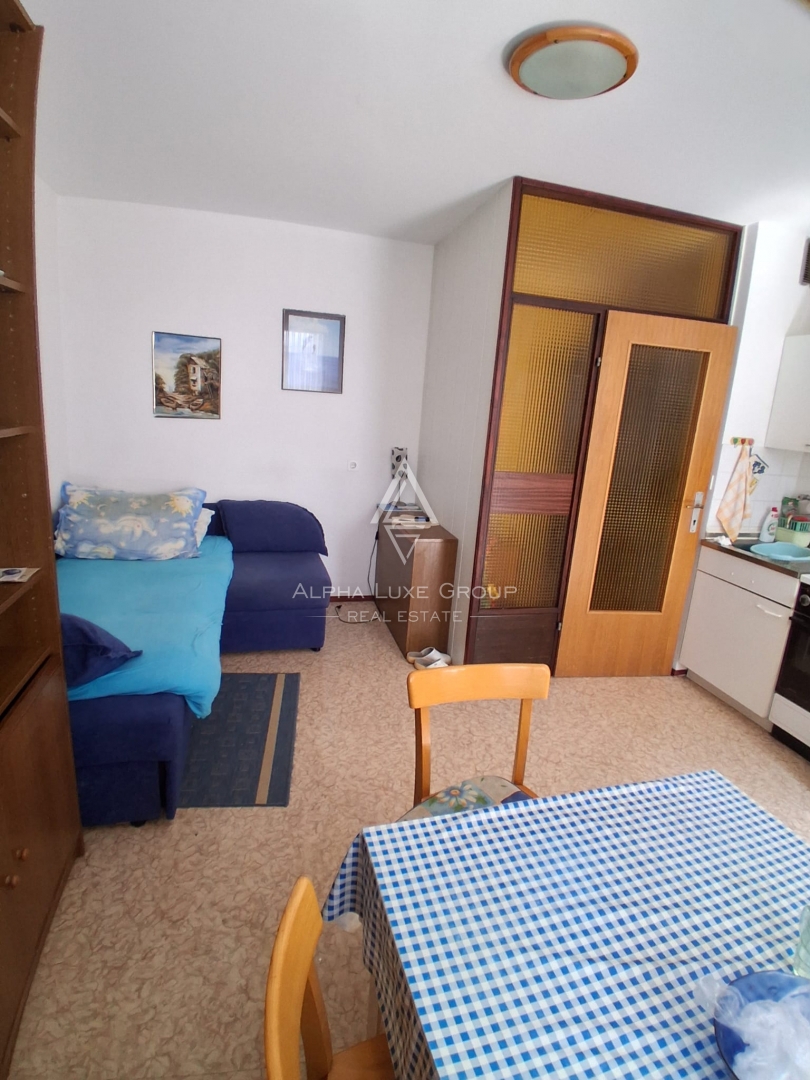 Poreč, Istra – Stanovanje za prenovo z balkonom