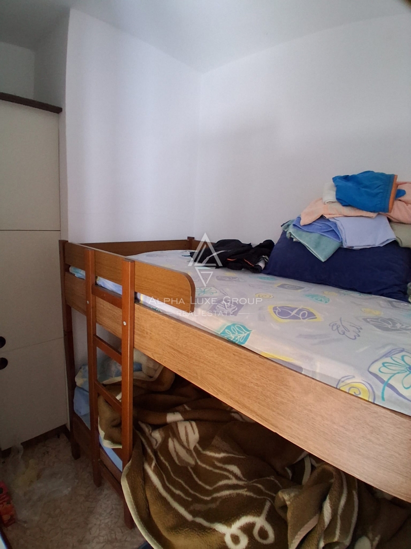 Poreč, Istra – Stanovanje za prenovo z balkonom