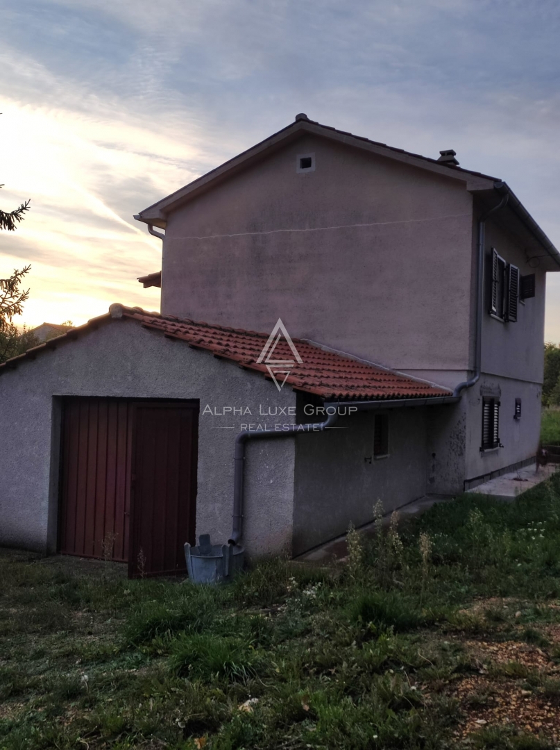 Tinjan, Istra: Družinska hiša z vrtom in garažo