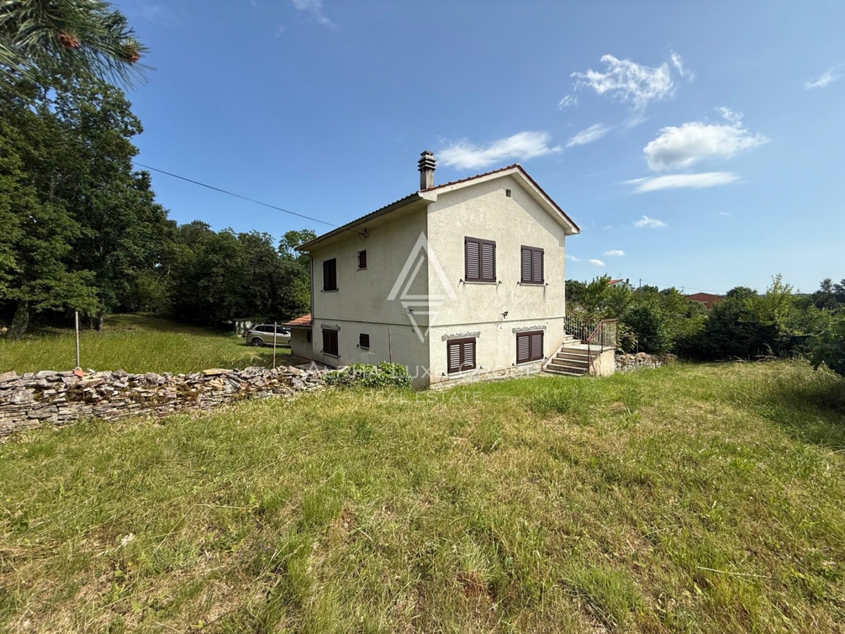 Tinjan, Istra: Družinska hiša z vrtom in garažo