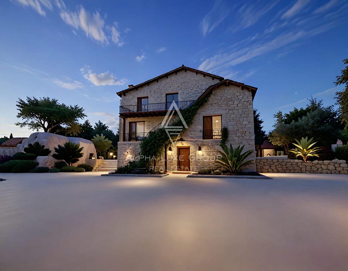 Istra, Bale: Gradbeno zemljišče center z ruševino