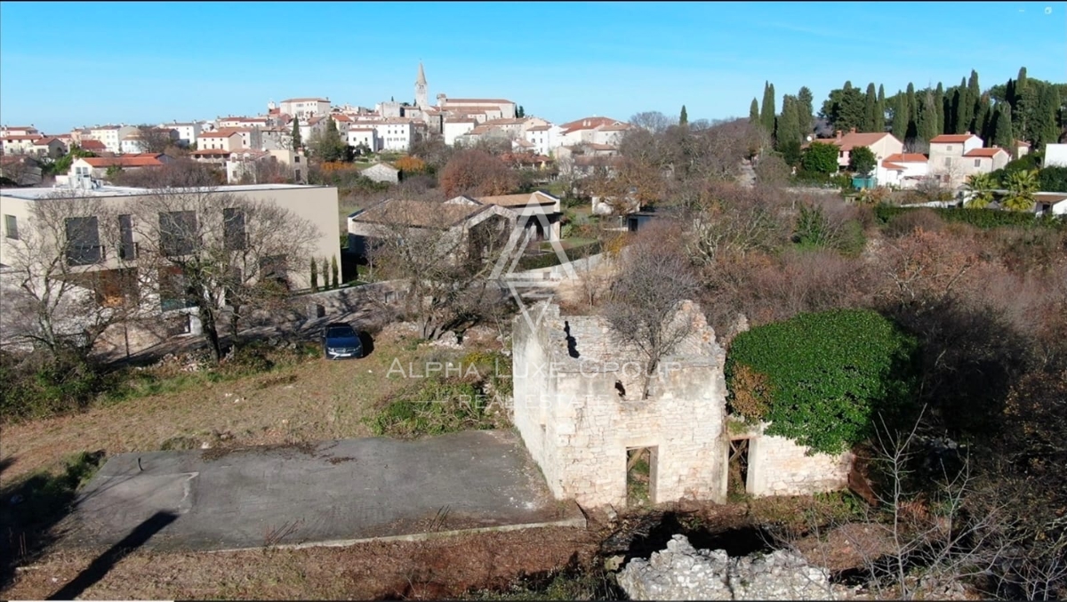 Istra, Bale: Gradbeno zemljišče center z ruševino