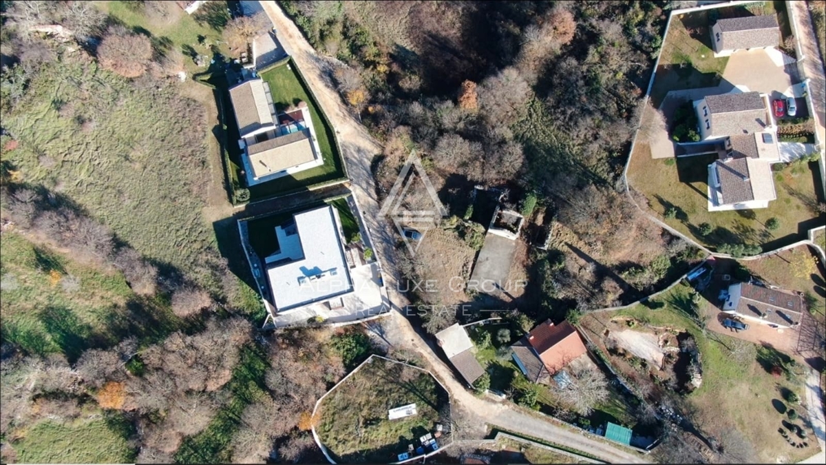 Istra, Bale: Gradbeno zemljišče center z ruševino