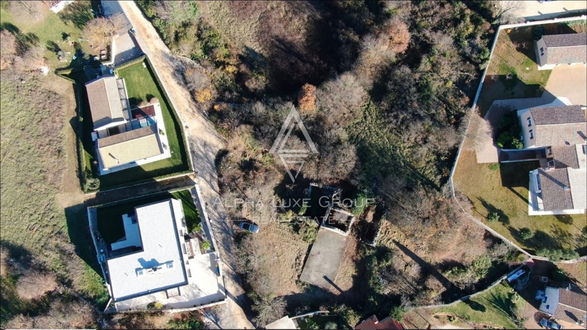 Istra, Bale: Gradbeno zemljišče center z ruševino