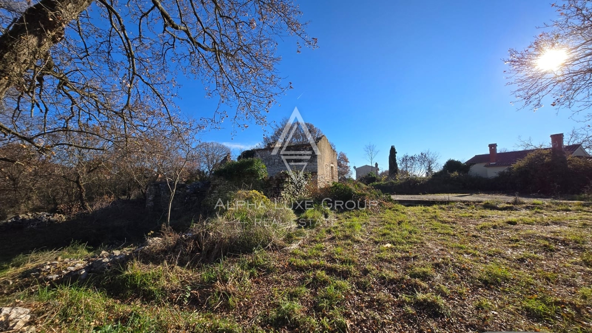 Istra, Bale: Gradbeno zemljišče center z ruševino