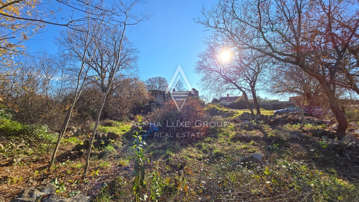 Istra, Bale: Gradbeno zemljišče center z ruševino