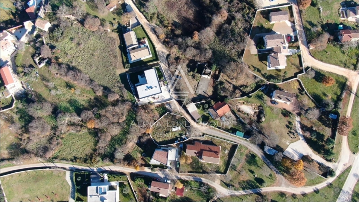 Istra, Bale: Gradbeno zemljišče center z ruševino