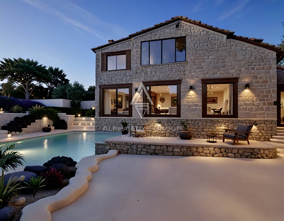 Istra, Bale: Gradbeno zemljišče center z ruševino