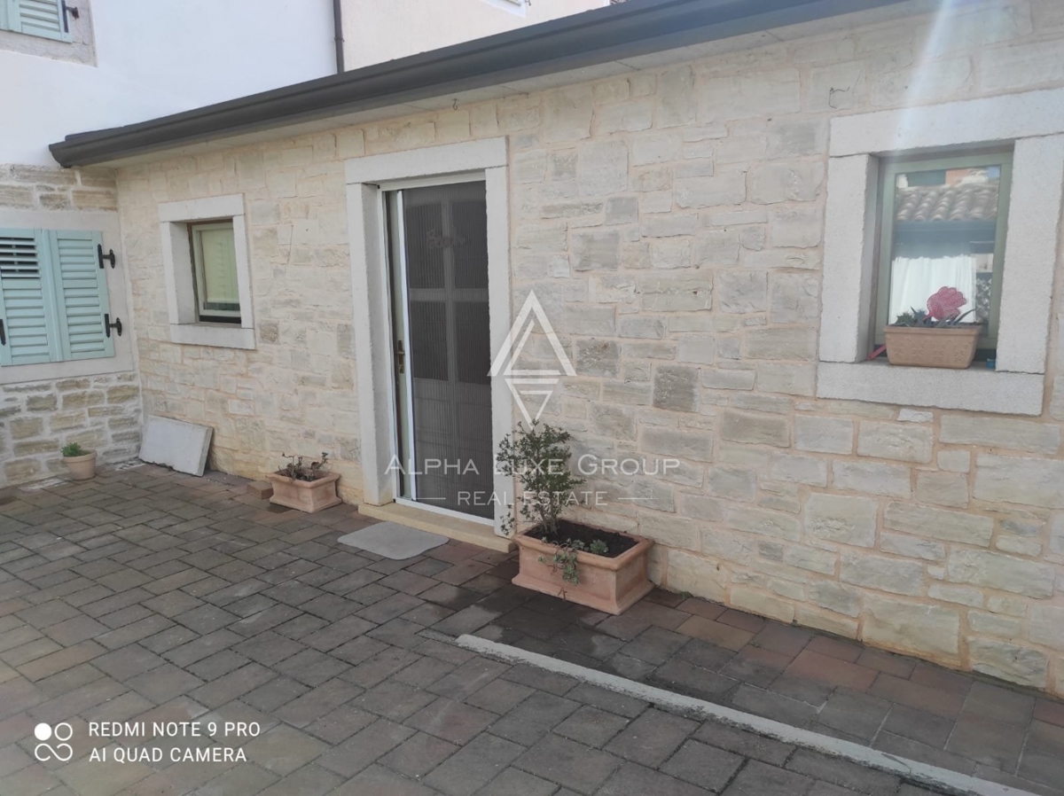 Istra, Poreč – Prekrasno obnovljena kamnita hiša s 4 spalnicami naprodaj