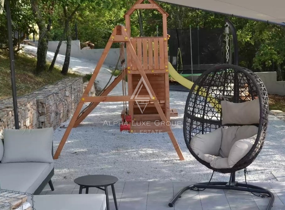 Istra, okolica Poreča, Fantastična hiša s prostornim vrtom na prodaj