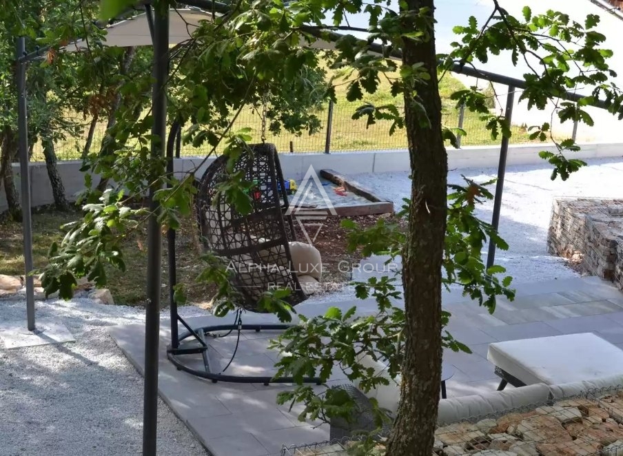 Istra, okolica Poreča, Fantastična hiša s prostornim vrtom na prodaj