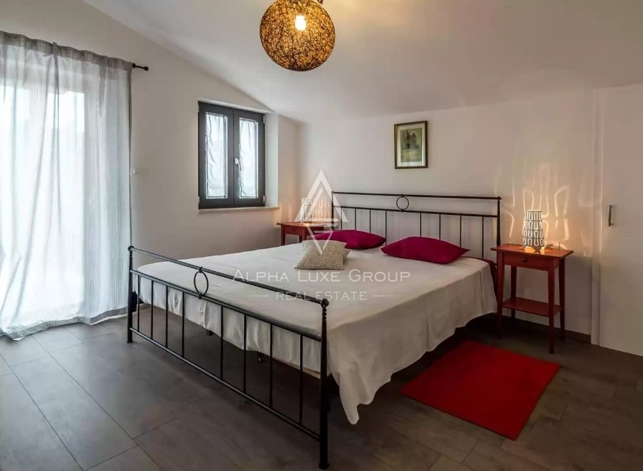 Istra, okolica Poreča, Fantastična hiša s prostornim vrtom na prodaj
