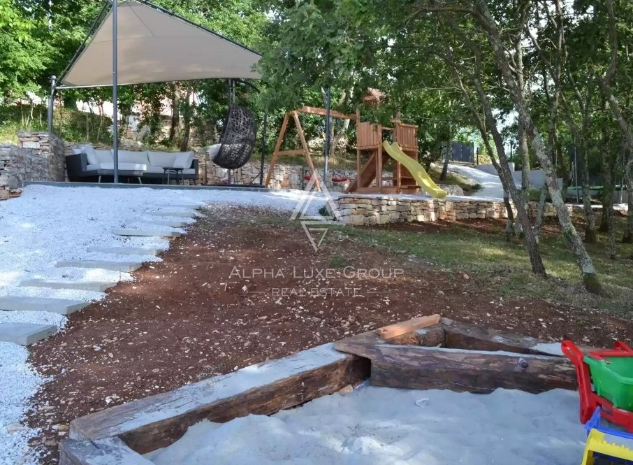 Istra, okolica Poreča, Fantastična hiša s prostornim vrtom na prodaj