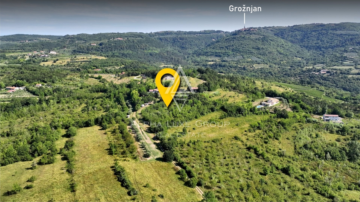 Grožnjan, Istra: Parcela s panoramskim razgledom na Mirno