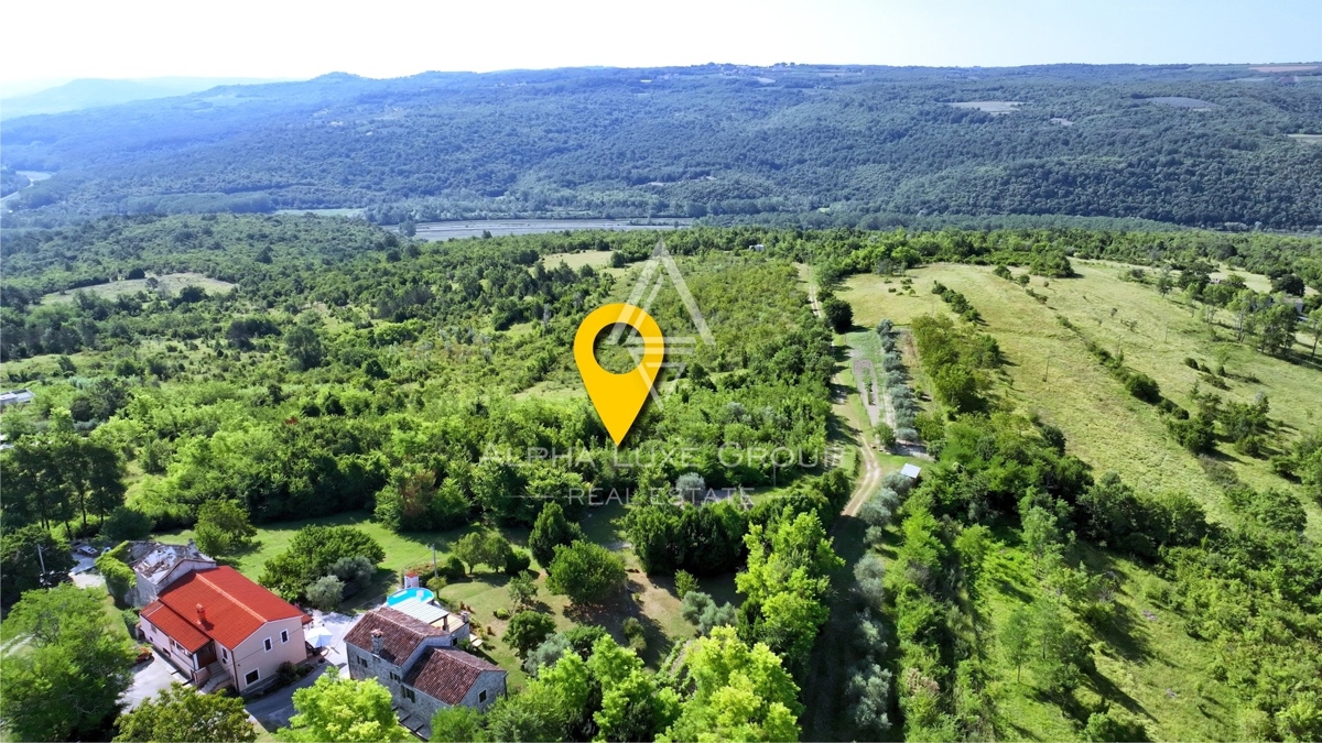 Grožnjan, Istra: Parcela s panoramskim razgledom na Mirno