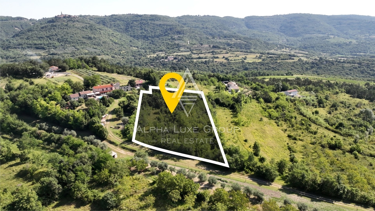 Grožnjan, Istra: Parcela s panoramskim razgledom na Mirno