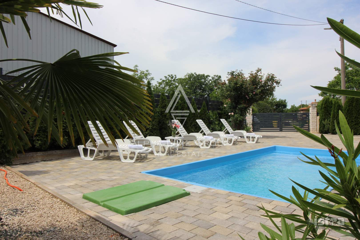 Istra, Poreč, Luksuzna bungalov s bazenom in prostornim dvoriščem