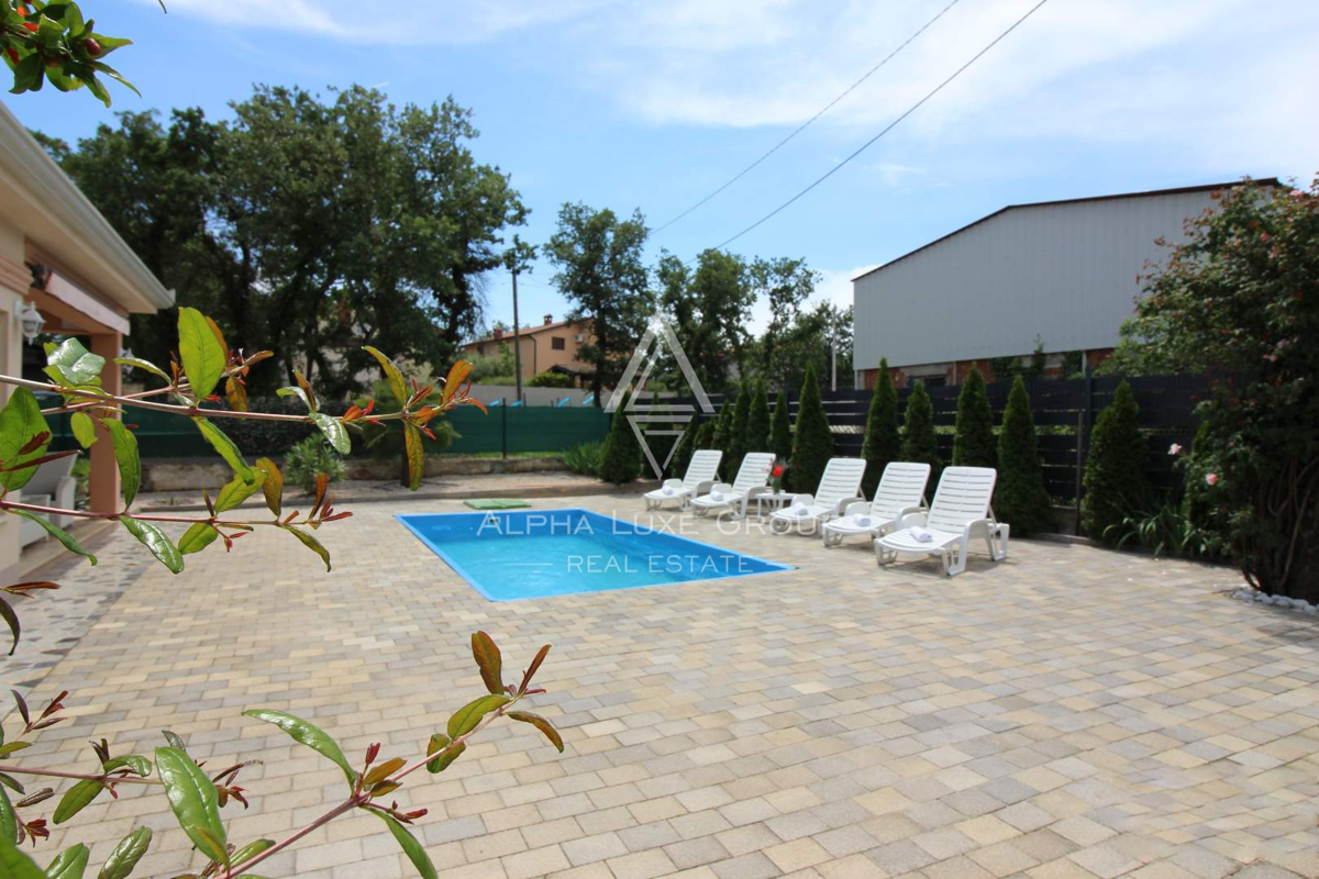 Istra, Poreč, Luksuzna bungalov s bazenom in prostornim dvoriščem