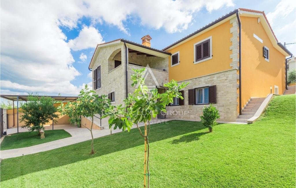 Poreč: Osrednja vila z bazenom in panoramskim razgledom naprodaj